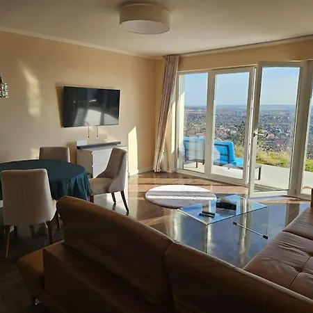 Apartmann Gyonyoru Kilatassal *
